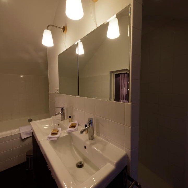 Photo of Bathroom in Republique