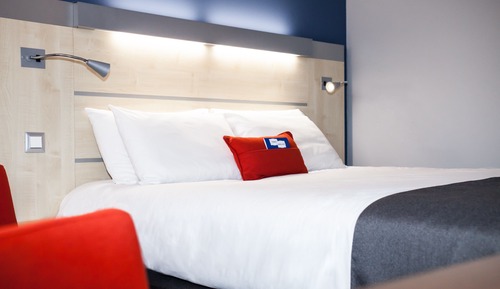 Standard Room, 1 Queen Bed (Free Breakfast)
