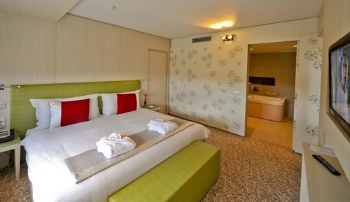 Family Suite, Multiple Beds, Bathtub