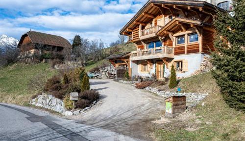 Three-Bedroom Apartment with Mountain View