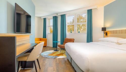 Junior King Suite with Sofa Bed