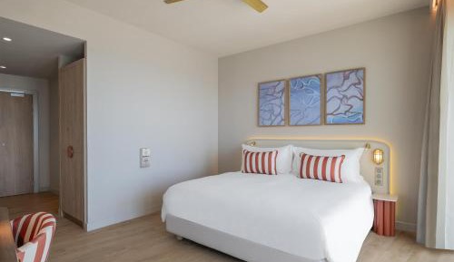 Premium King Room with Sea View - Disability Access