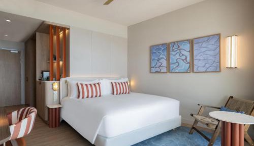 Deluxe King Room with Lagoon View
