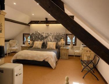 Deluxe Double Room (2 Adults + 1 Child)