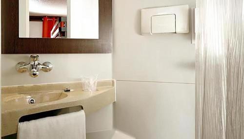Triple Room (1 Double Bed + 1 Single Bed)