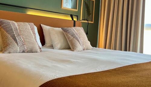Family Room with One King Bed and Two Single Beds - Non-Smoking