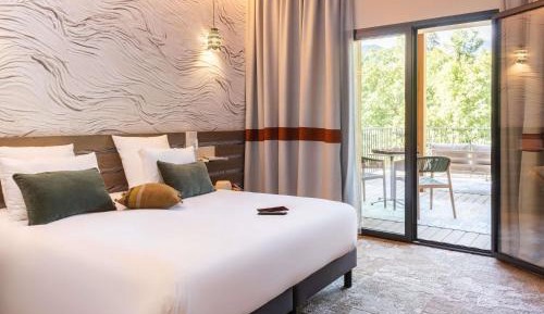 Privilege Family room, one double bed, a rollaway bed for two – Balcony Mountain view