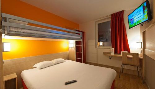 Triple Room with 1 Double Bed and 1 Single Bed