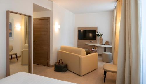 Junior Queen Suite with Sofa Bed and Mountain View - Non-Smoking