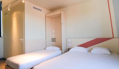 Accessible standard Room with One Double Bed and One Single Bed