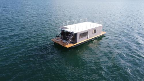 Bungalow - Water Front 