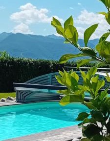 Apartment with Mountain View