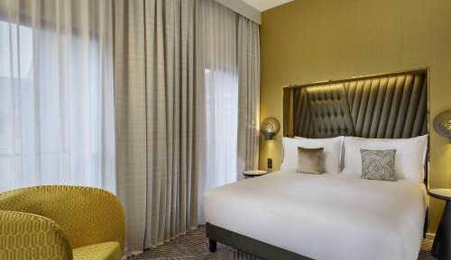 Deluxe King room - Courtyard view