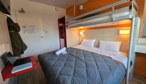 Standard Room - 1 Double Bed 1 Single Bed Shared Bathroom