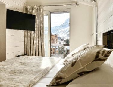 Family Two-Bedroom Suite with Mountain View