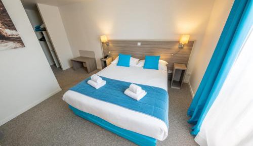 Two Connecting Double Rooms with pool access