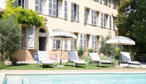 Apartment with Pool View 