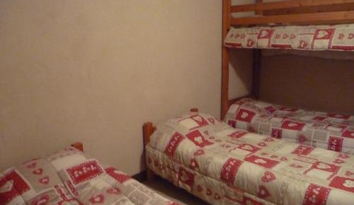 Family Room with Shared Bathroom (6 People)