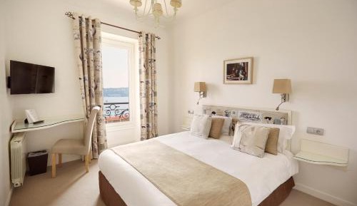 Suite with Balcony and front Sea View