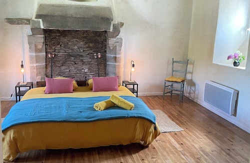 Lanneanou House | Manoir 16 ème Siècle Rénové, 6 Couchages Terrain de Tennis et Étang Privatif