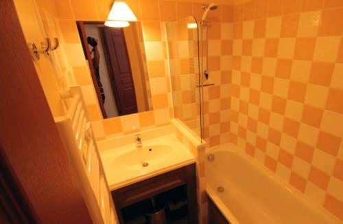 Les Claux Apartment | Apartment 'Appartement Vars Albane' with Mountain View, Shared Pool and Wi-Fi