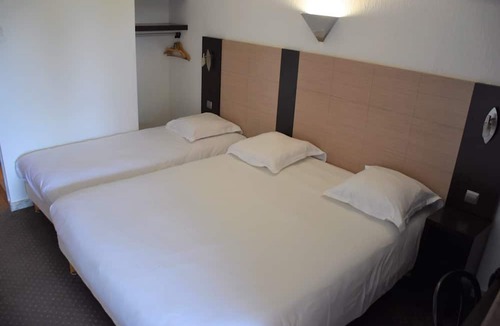 Sud Hotel | Serene Triple Stay 1.2 mi to Masterful Musee Granet: Explore Art with Kids