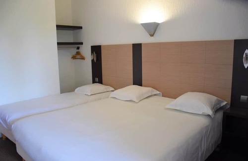 Sud Hotel | Serene Triple Stay 1.2 mi to Masterful Musee Granet: Explore Art with Kids
