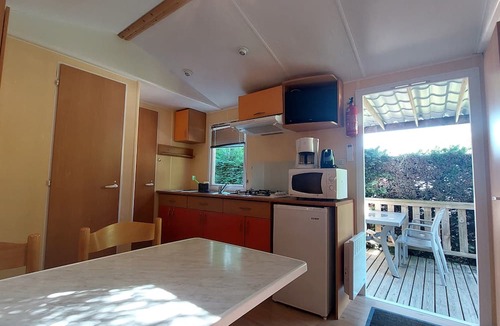 Saint-Laurent-en-Beaumont House | Mobile Home “Mercure 1” with Shared Pool, Wi-Fi and Air Conditioning