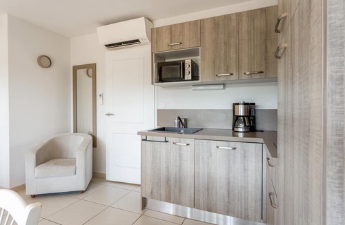 Remoulins Apartment | Apartment “Les Rivages du Gardon” with Shared Pool, Wi-Fi and Air Conditioning
