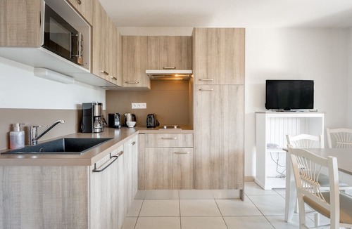 Remoulins Apartment | Apartment “Les Rivages du Gardon” with Shared Pool, Wi-Fi and Air Conditioning