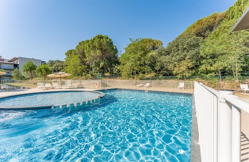 Remoulins Apartment | Apartment “Les Rivages du Gardon” with Shared Pool, Wi-Fi and Air Conditioning