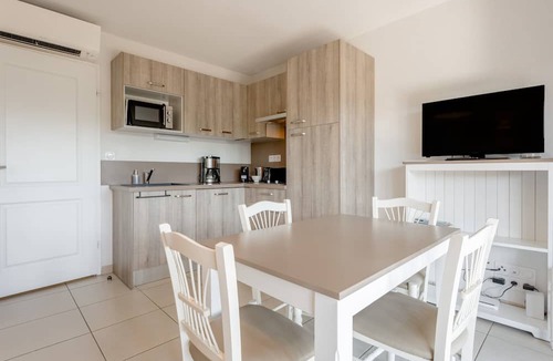 Remoulins Apartment | Apartment “Les Rivages du Gardon” with Shared Pool, Wi-Fi and Air Conditioning