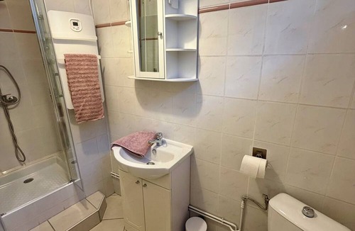 Joigny House | L'Escapade Maillotine: Small character town house on two levels.