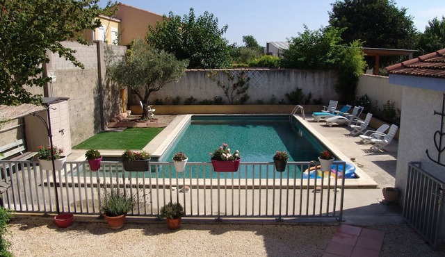 Well-equipped 8-person house with very large swimming pool. very close to town center.
