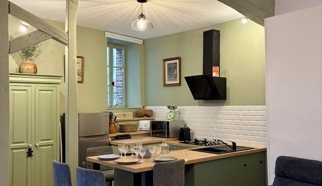 L'Escapade Maillotine: Small character town house on two levels.
