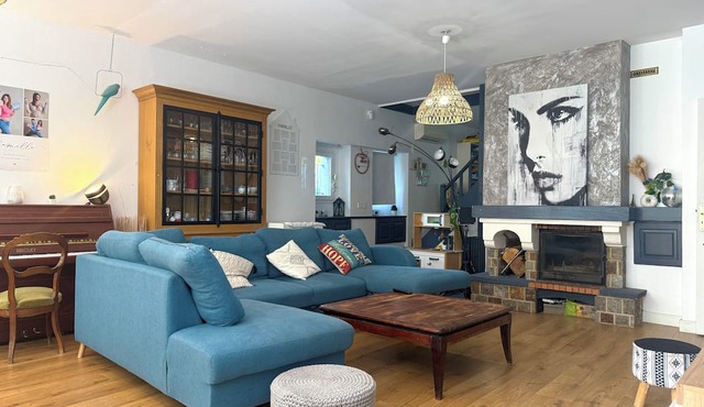 Air-conditioned family home with a pool near Lyon